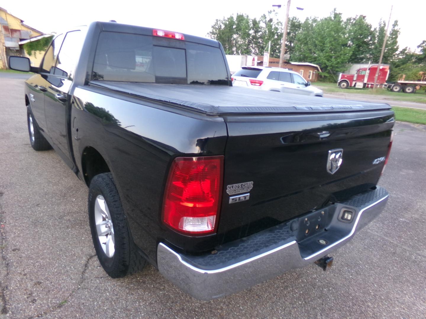 2013 Black /Gray RAM 1500 SLT (1C6RR7LG6DS) with an 3.6L engine, 6-speed automatic transmission, located at 401 First NE, Bearden, AR, 71720, (870) 687-3414, 33.726528, -92.611519 - Photo#2